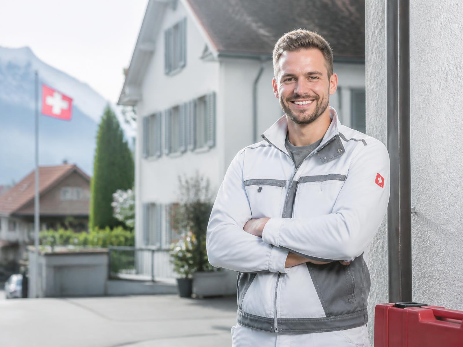 Professionnel suisse devant une maison dans une commune de Suisse